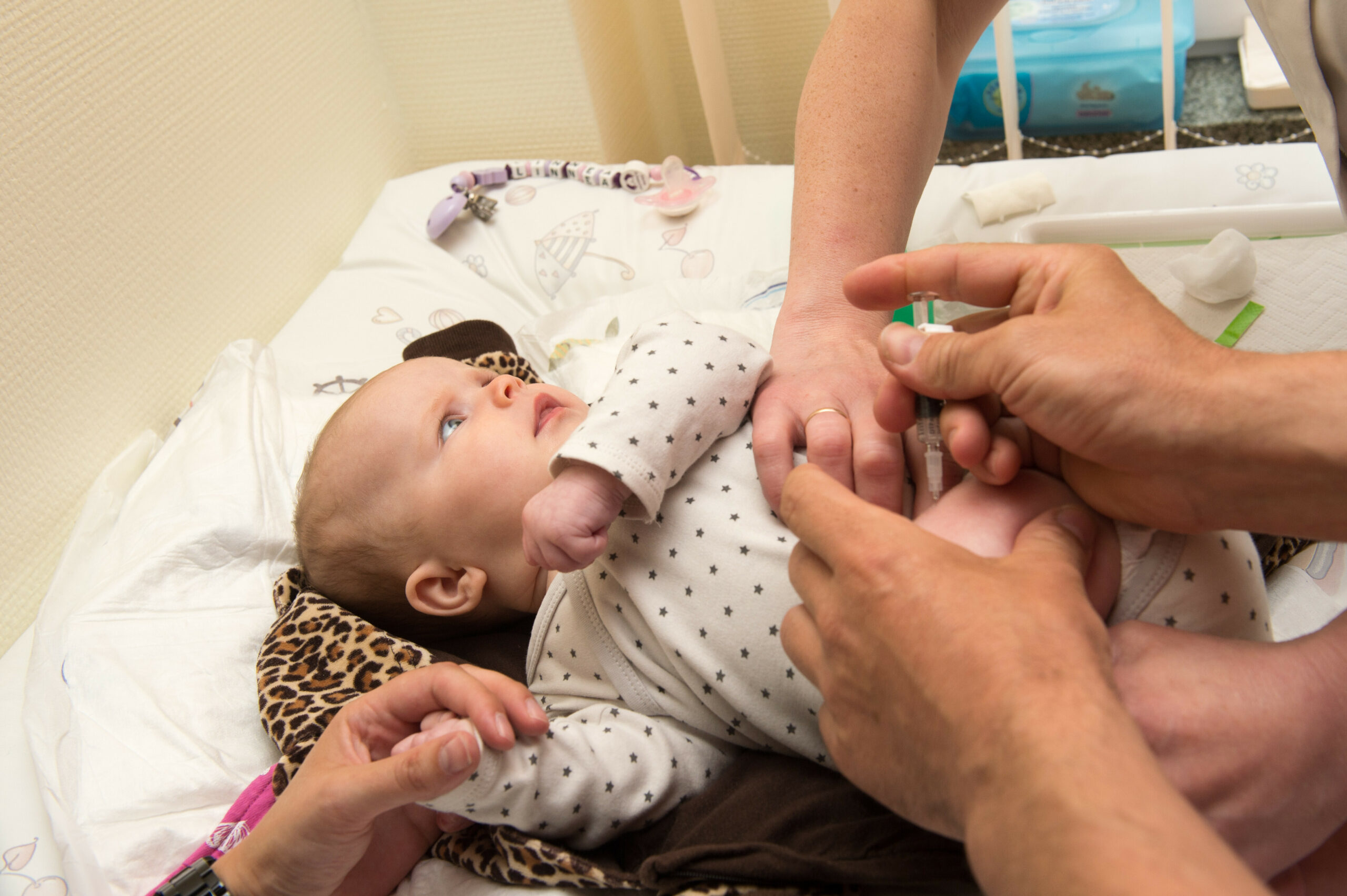 Ein Baby wird per Mehrfachimpfung geimpft - darunter auch gegen Kinderlähmung.