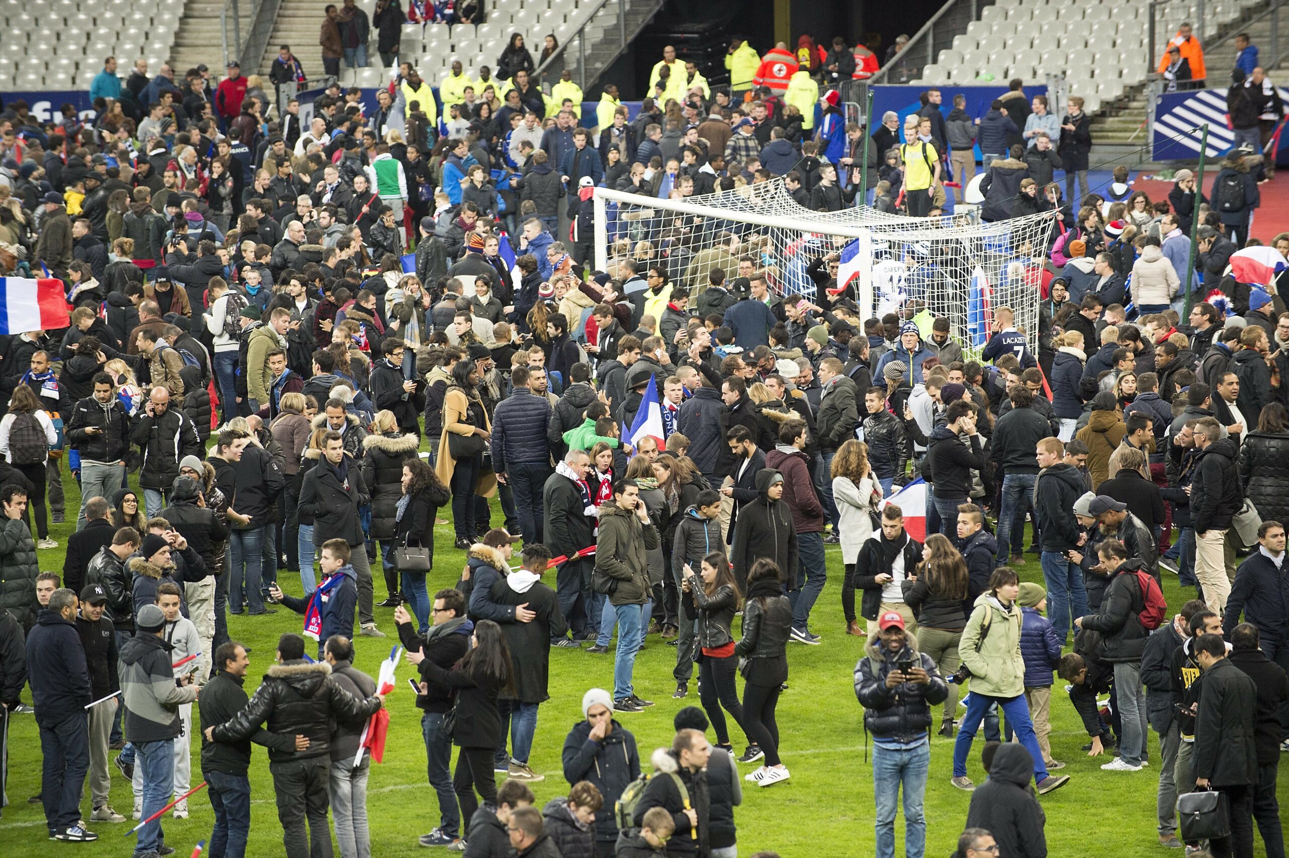 Fans stürmen auf das Spielfeld des Stade de France