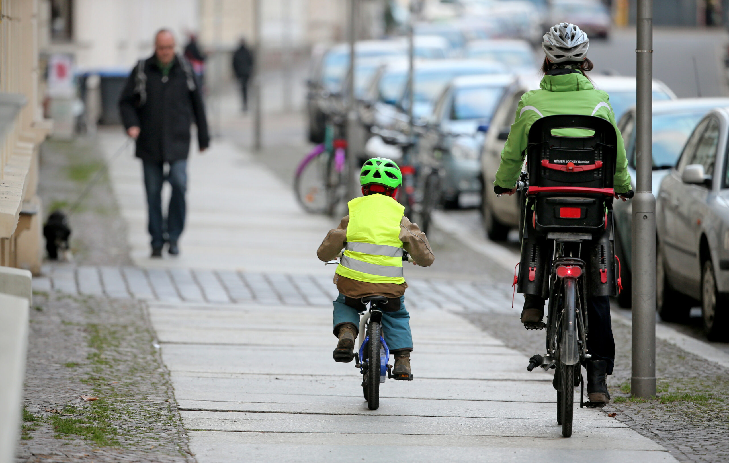 Eine Mutter ihren Sohn auf dem Fahrrad
