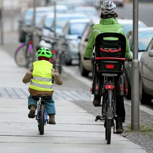 Eine Mutter ihren Sohn auf dem Fahrrad