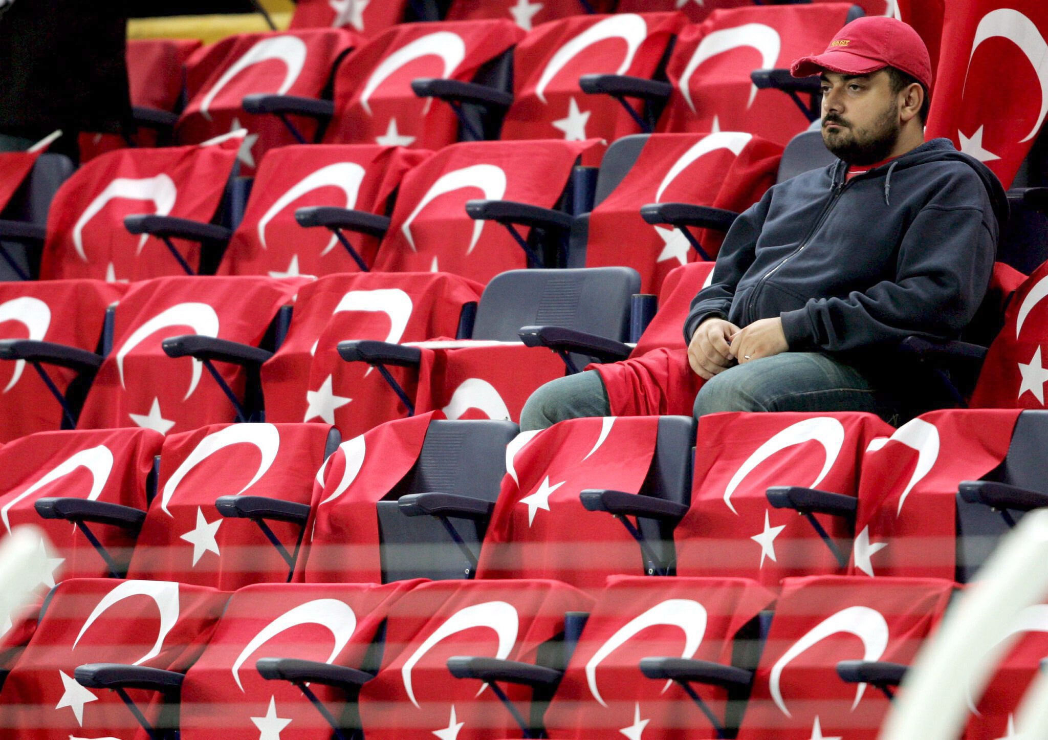 Türkei-Fan sitzt allein auf der Tribüne.