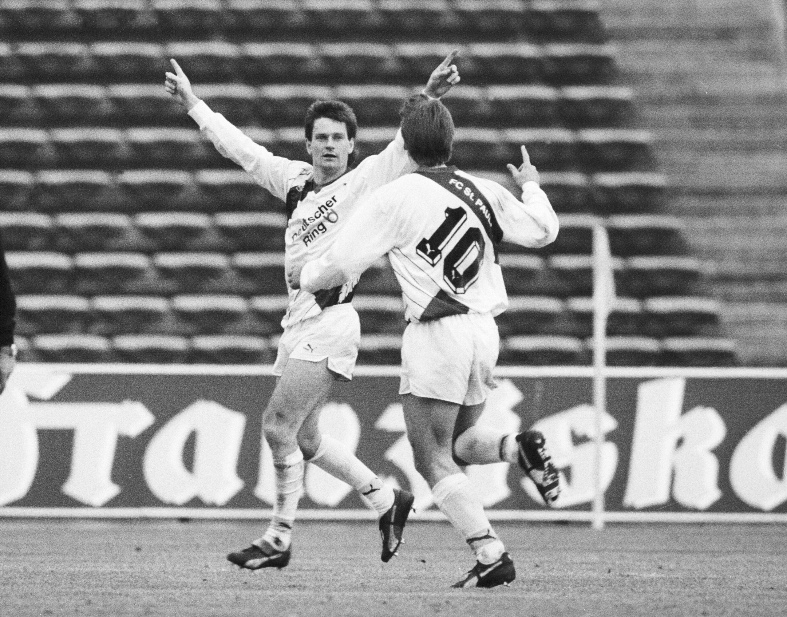 Jan Sievers bejubelt mit Peter Knäbel St. Paulis Tor zum 1:0 in München