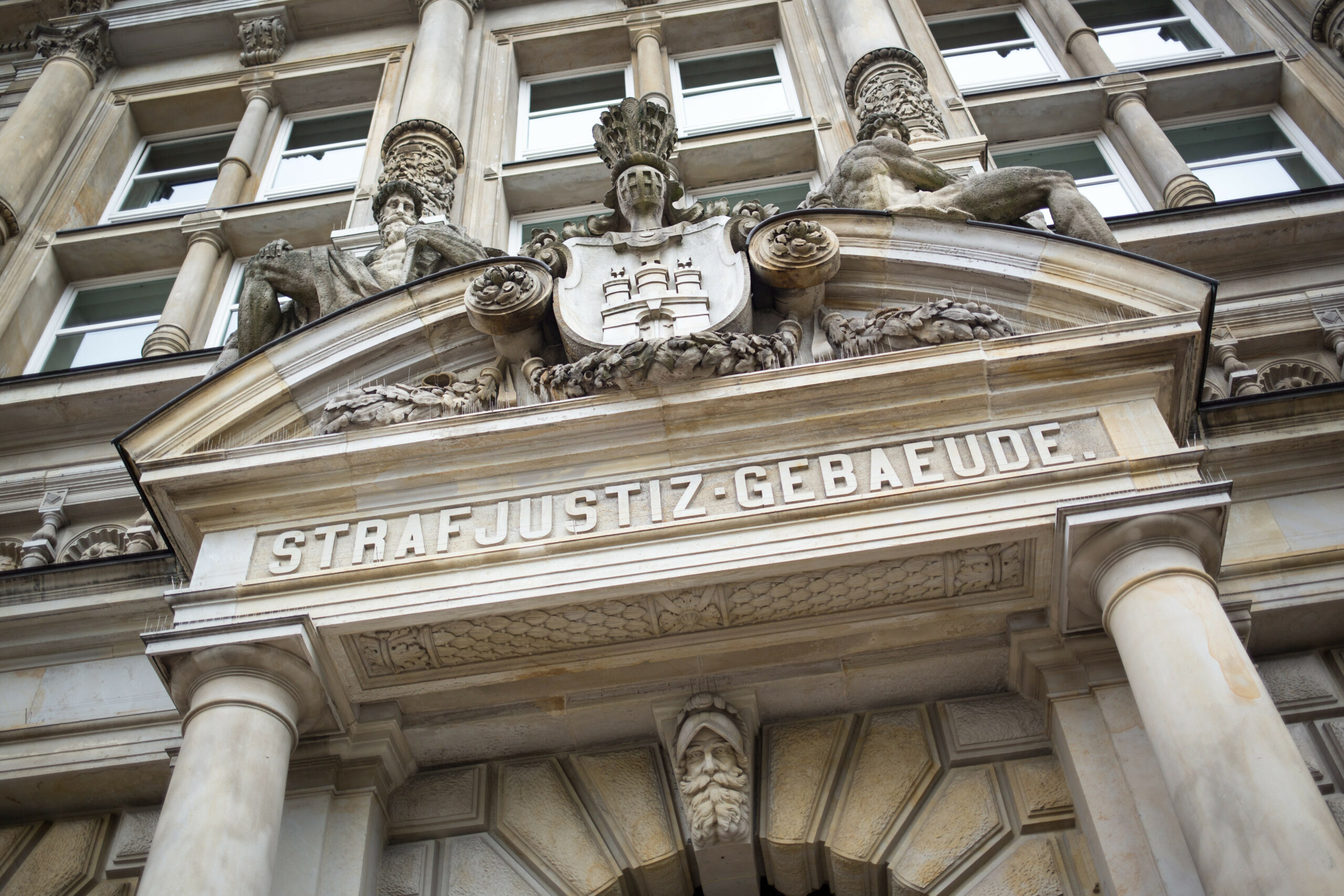 Der Haupteingang zum Strafjustizgebäude in Hamburg.