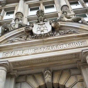 Der Haupteingang zum Strafjustizgebäude in Hamburg.