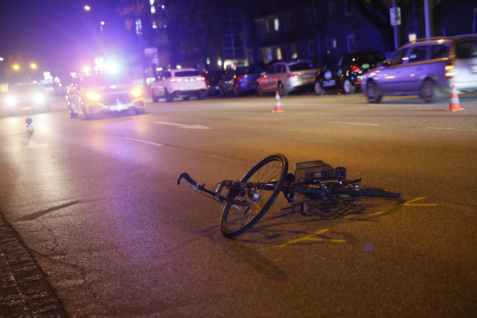Ein Radfahrer wurde am Dienstagabend angefahren und schwer verletzt, als er über eine Kreuzung fuhr.