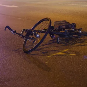 Ein Radfahrer wurde am Dienstagabend angefahren und schwer verletzt, als er über eine Kreuzung fuhr.