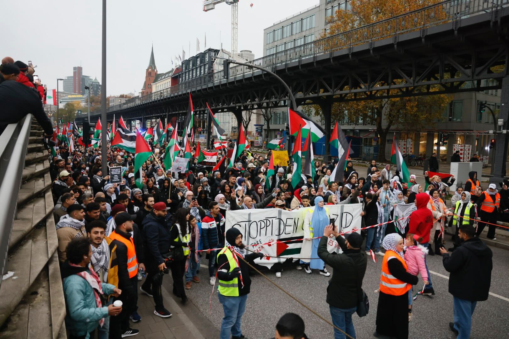 Demo-Teilnehmer am Baumwall
