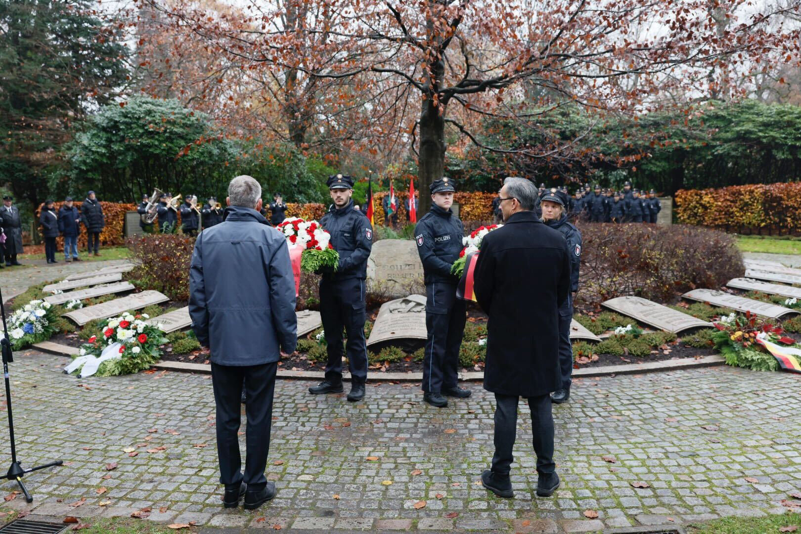 Staatsrat Thomas Schuster (l.) und Polizeipräsident Falk Schnabel legten Kränze zu Ehren der Verstorbenen nieder.
