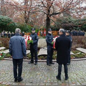 Staatsrat Thomas Schuster (l.) und Polizeipräsident Falk Schnabel legten Kränze zu Ehren der Verstorbenen nieder.