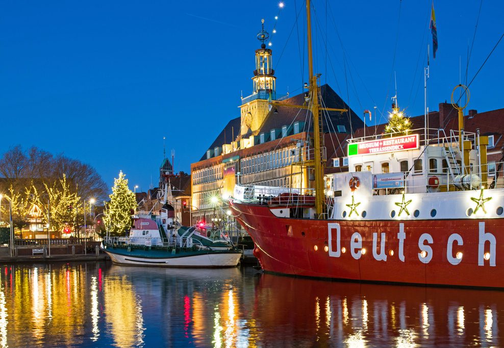 Geschmückte Boote treiben auf dem Wasser, nahe des Weihnachtsmarktes Emden.