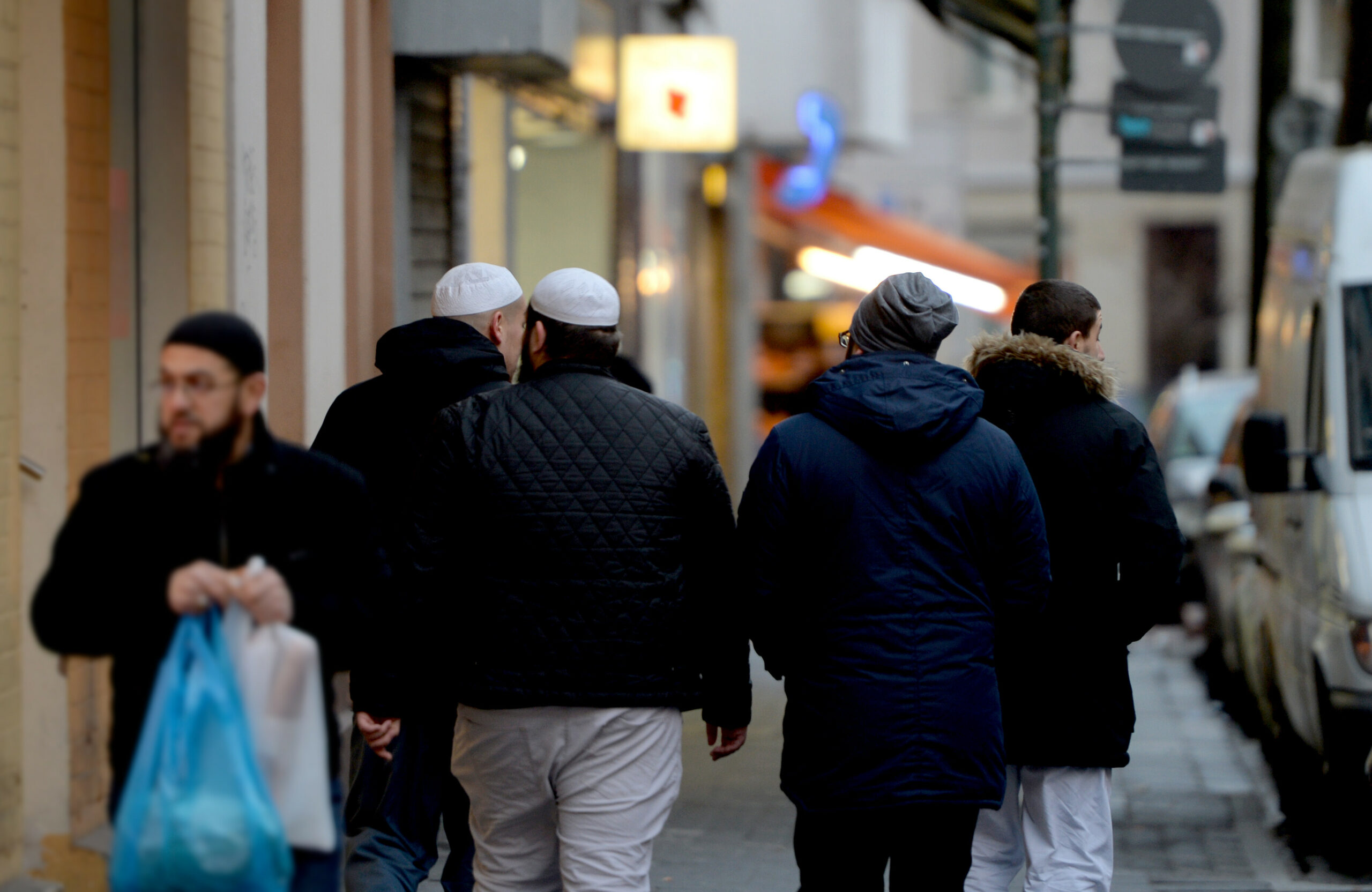 assanten mit muslimischer Kopfbedeckung gehen am 14.01.2016 im Maghreb-Viertel in Düsseldorf (Nordrhein-Westfalen) eine Straße entlang.