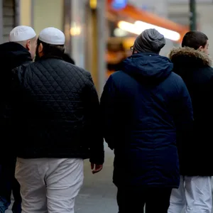 assanten mit muslimischer Kopfbedeckung gehen am 14.01.2016 im Maghreb-Viertel in Düsseldorf (Nordrhein-Westfalen) eine Straße entlang.