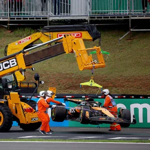 Der McLaren von Oscar Piastri wird abtransportiert.