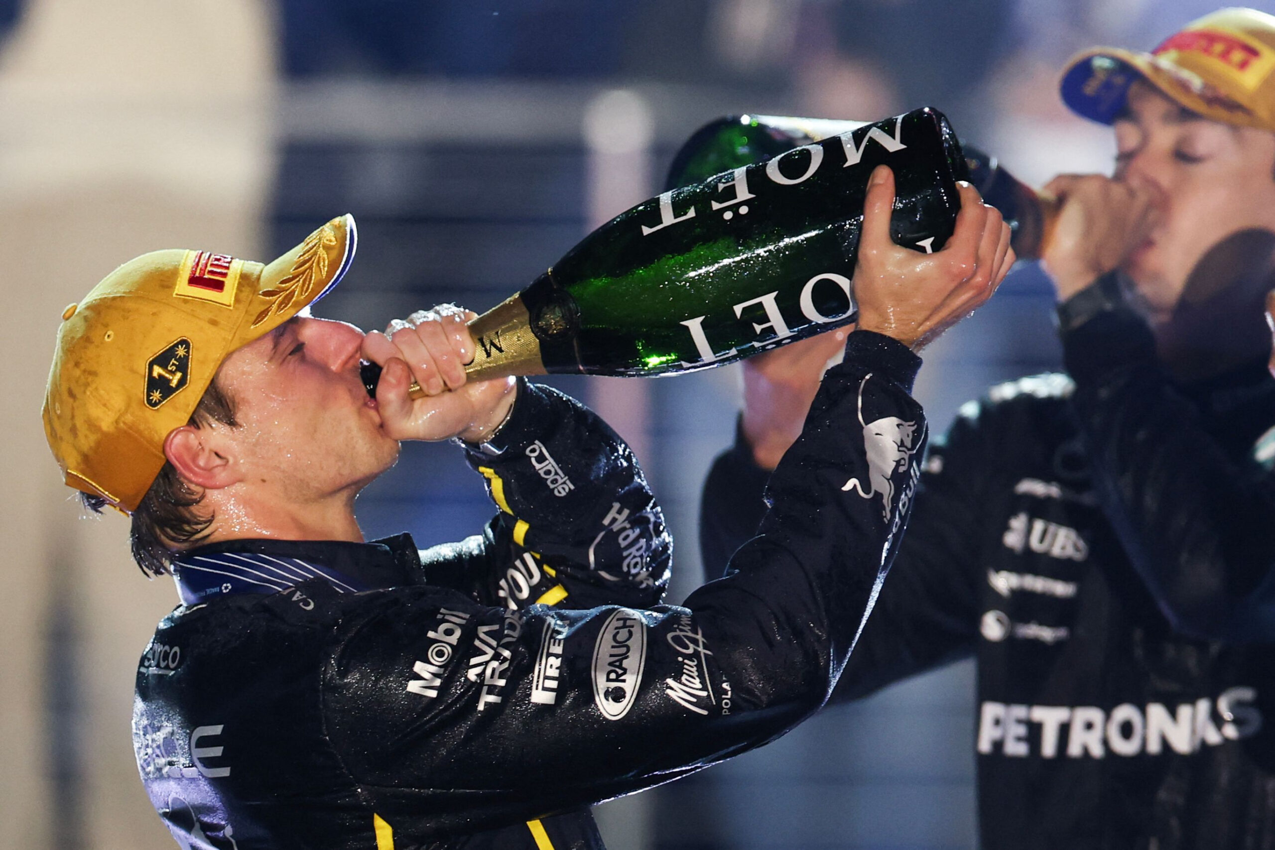 Max Verstappen trinkt aus einer Magnum-Flasche Champagner