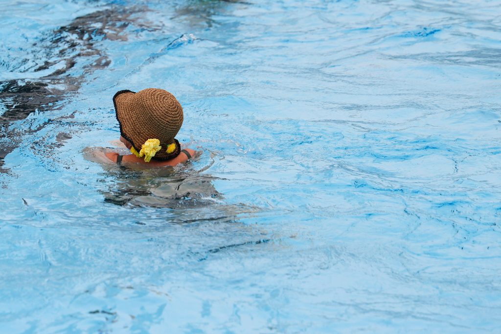Eine Frau schwimmt zur Eröffnung im neuen Schwimmbad Drelsdorf im Kreis Nordfriesland. Das alte Bad von 1967 war mit Hilfe von Ehrenamtlichen neu gebaut worden, da eine Sanierung nicht möglich war. Rund 1,4 Millionen Euro waren veranschlagt.
