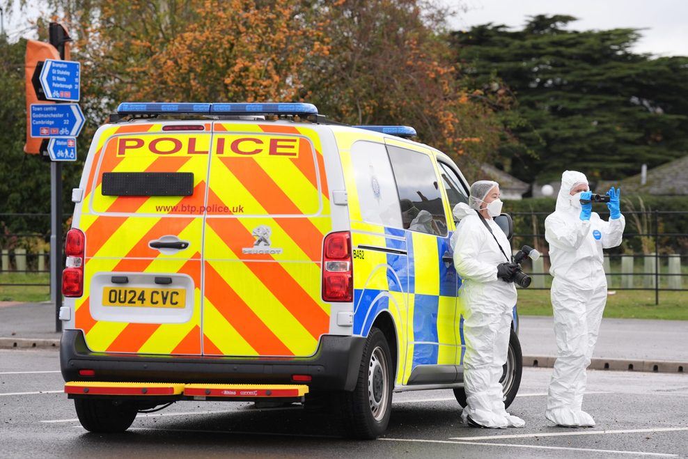 Forensiker ermitteln am Bahnhof von Huntingdon in Cambridgeshire.
