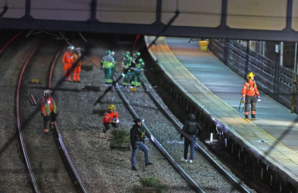 Rettungskräfte ermitteln auf den Gleisen neben dem Zug im Bahnhof von Huntingdon in Cambridgeshire.
