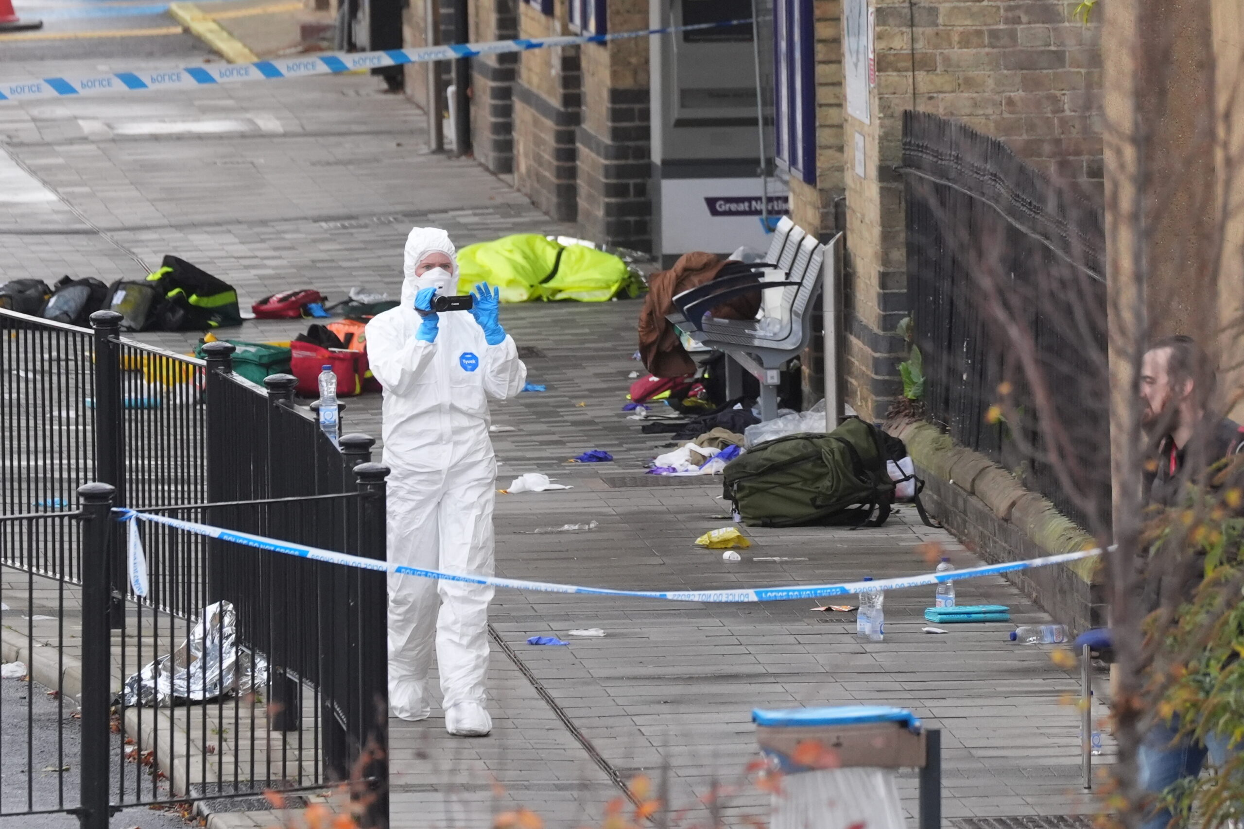 Ein Ermittler der Spurensicherung am Bahnhof von Huntingdon.