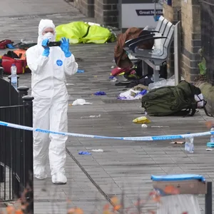 Ein Ermittler der Spurensicherung am Bahnhof von Huntingdon.