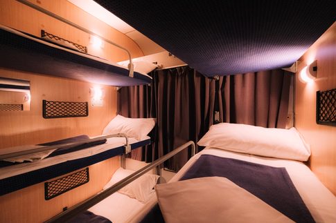 Abteil mit 5 Liegen in einem Liegewagen von BahnTouristikExpress (BTEX) bzw. RDC Deutschland in Nachtstellung.