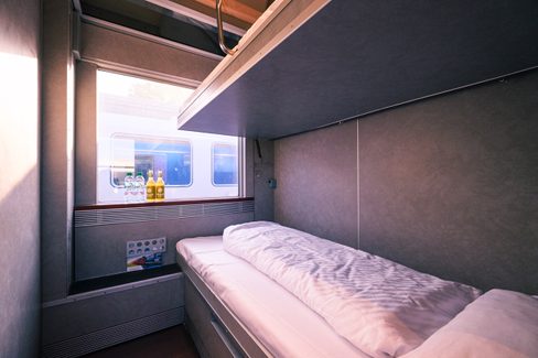Abteil mit Etagenbett in einem Schlafwagen von BahnTouristikExpress (BTEX) bzw. RDC Deutschland.