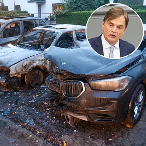 Die Flammen griffen vom Wagen des AfD-Mannes Bernd Baumann auf weitere abgestellte Autos über.