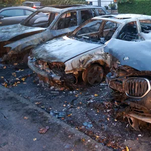 Die Flammen griffen vom Wagen des AfD-Mannes Bernd Baumann auf weitere abgestellte Autos über.