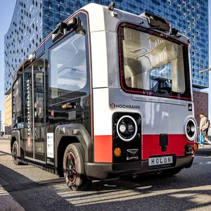 Ein „Holon urban“, ein neues autonom fahrendes Elektro-Shuttle, vor der Elbphilharmonie in Hamburg.