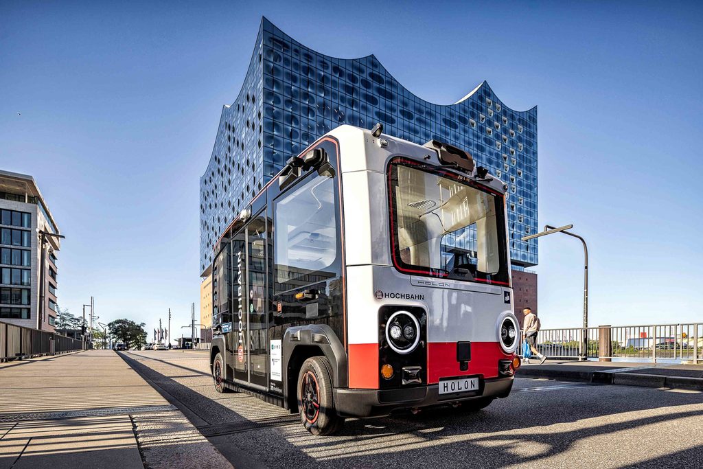 Ein „Holon urban“, ein neues autonom fahrendes Elektro-Shuttle, vor der Elbphilharmonie in Hamburg.