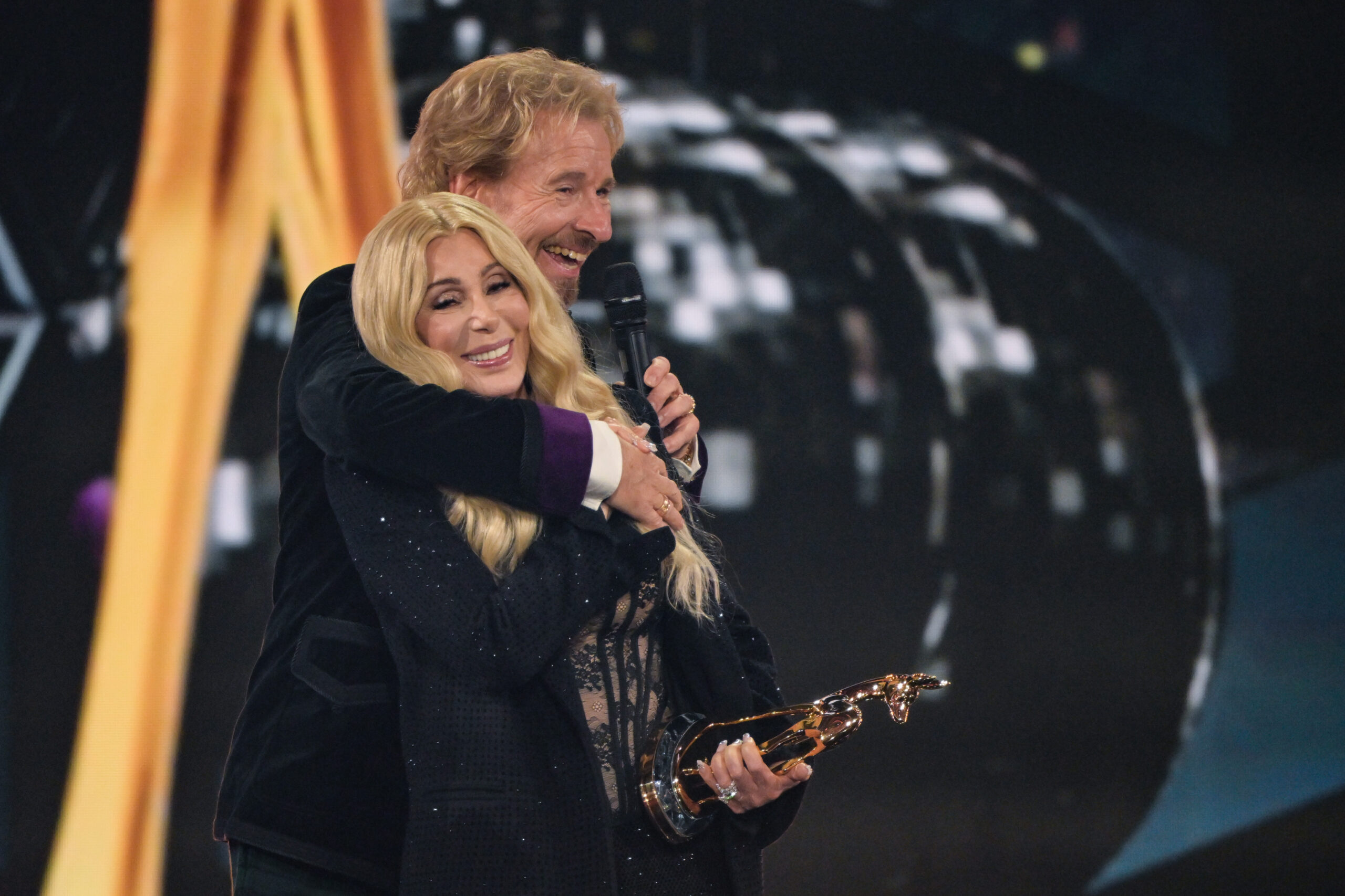 Thomas Gottschalk umarmt Cher, nachdem sie bei der 77. Bambi-Verleihung in den Bavaria Filmstudios den Preis in der Kategorie „Legende“ erhalten hat.