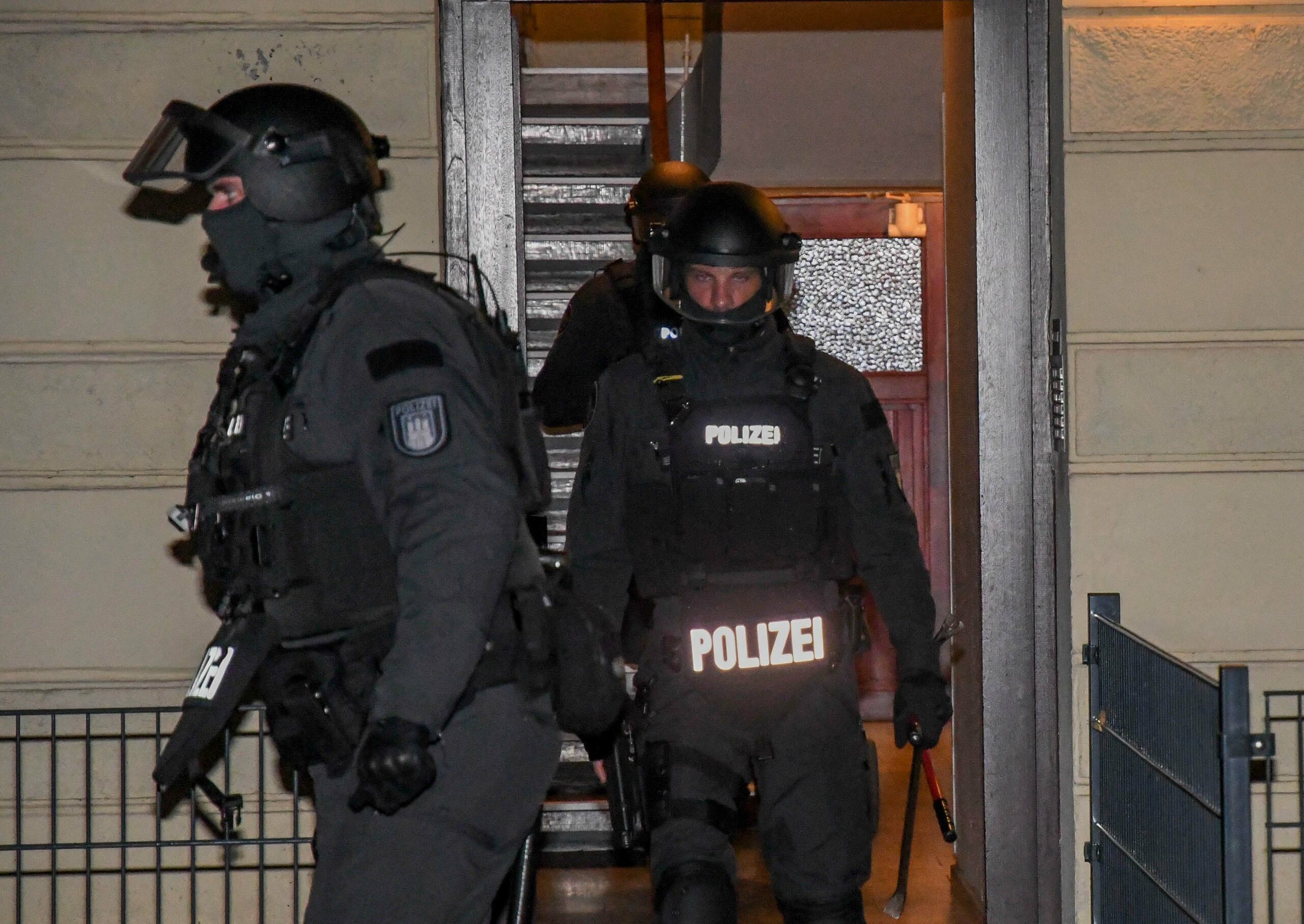 Blutige Clan-Fehde in Gelsekirchen – Spezialeinheiten stürmen Wohnungen in Hamburg