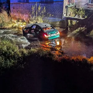 Die hochmotorisierte BMW-Limousine landete im Bach.