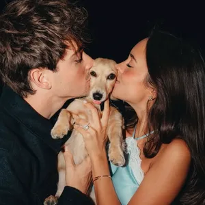 Charles Leclerc und die Italienerin Alexandra Saint Mleux küssen ihren Hund