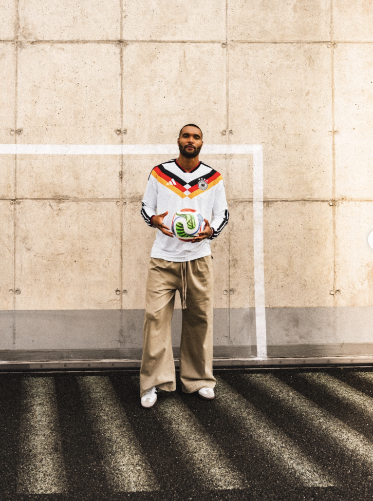 DFB-Verteidiger Jonathan Tah posiert als Model, um das neue DFB-Trikot für die WM 2026 vorzustellen