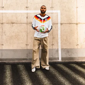 DFB-Verteidiger Jonathan Tah posiert als Model, um das neue DFB-Trikot für die WM 2026 vorzustellen