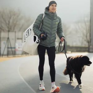Laura Philipp geht mit ihrem Hund Nino spazieren