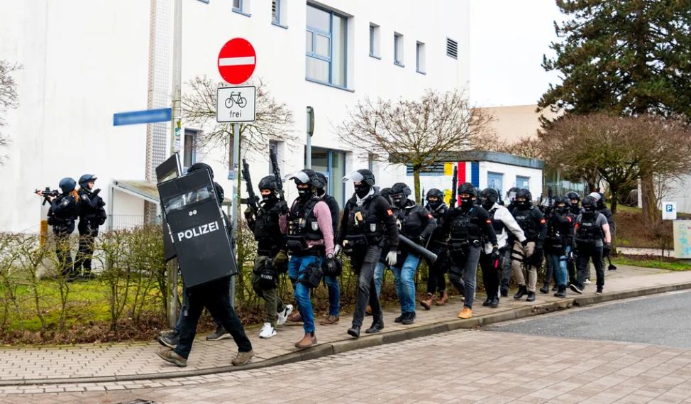 Polizisten einer Spezialeinheit am Einsatzort in Mölln. (Archivbild)