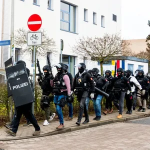 Polizisten einer Spezialeinheit am Einsatzort in Mölln. (Archivbild)