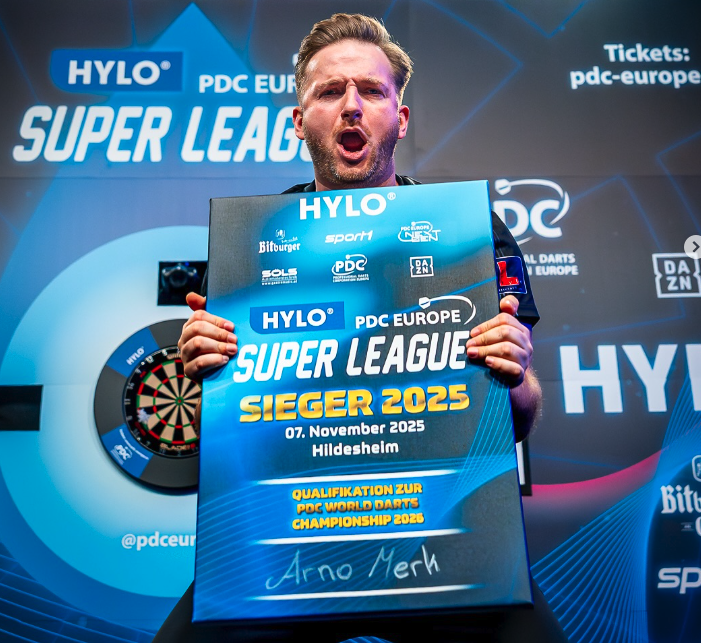 Arno Merk bejubelt seinen Triumph in Hildesheim