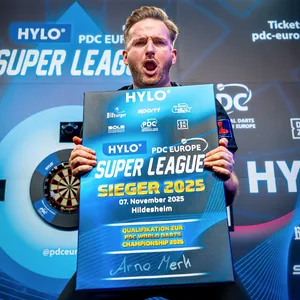 Arno Merk bejubelt seinen Triumph in Hildesheim