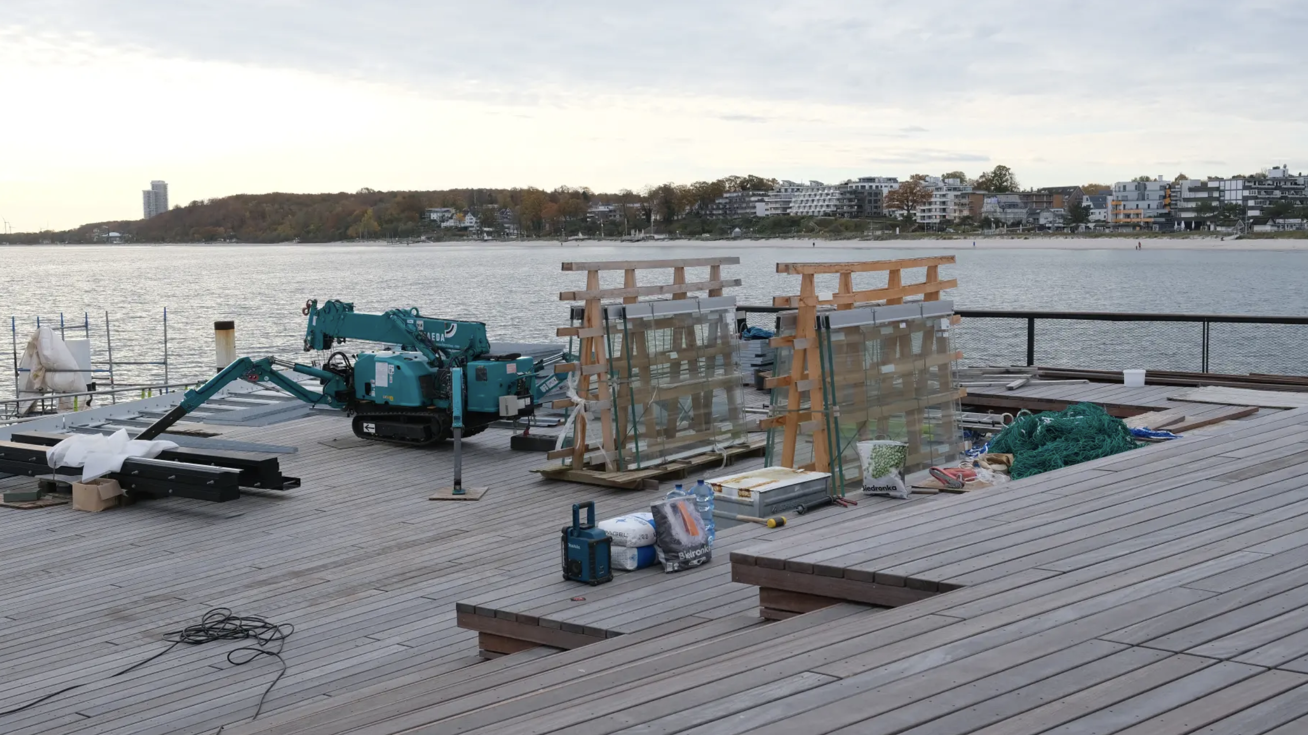 Auf dem Seebrückenkopf in Scharbeutz laufen die Arbeiten nach wie vor