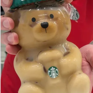 Sorgt für erhitzte Gemüter: das limitierte Bären-Glas von „Starbucks“.