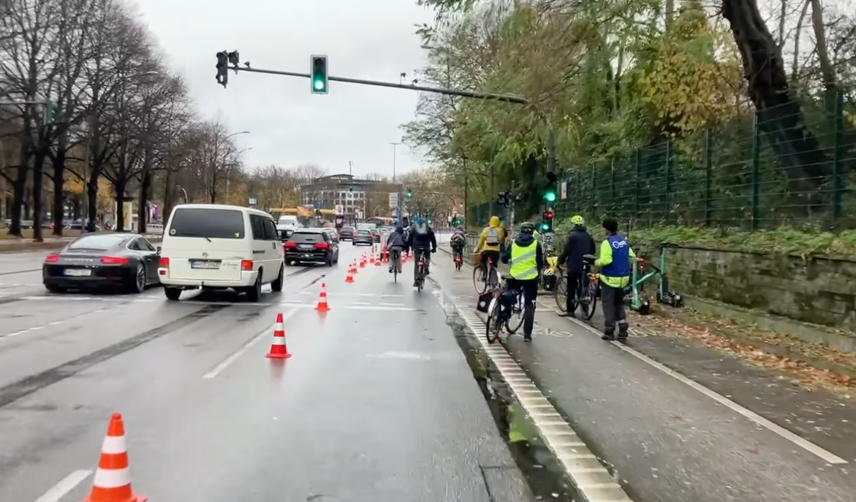 Am Samstag richtete der ADFC in den Straßen An der Verbindungsbahn und in der Edmund-Siemers-Allee eine „Pop Up Bikelane“ ein.
