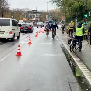 Am Samstag richtete der ADFC in den Straßen An der Verbindungsbahn und in der Edmund-Siemers-Allee eine „Pop Up Bikelane“ ein.