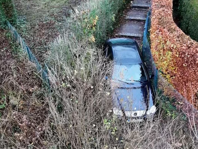 Eine Drohnenaufnahme des eingeklemmten Mercedes im Treppenviertel.