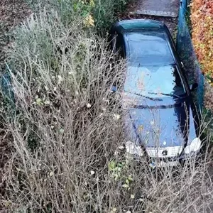 Eine Drohnenaufnahme des eingeklemmten Mercedes im Treppenviertel.