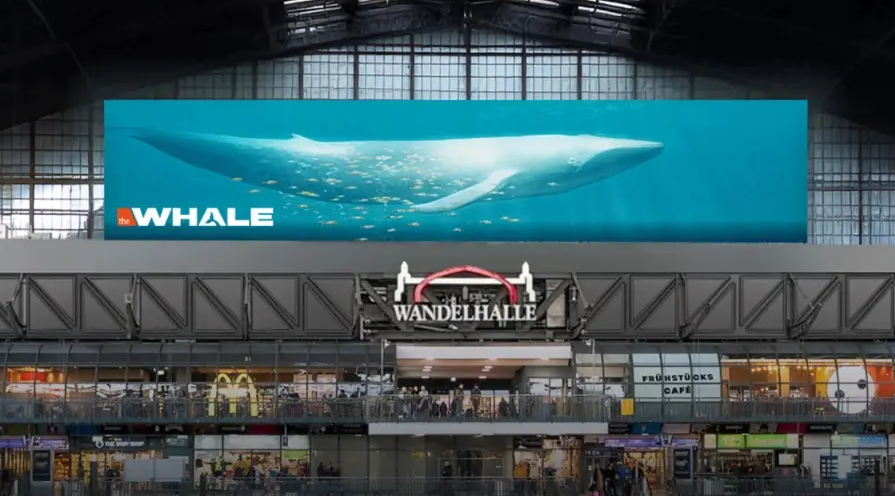 Die riesige Leinwand am Hamburger Hauptbahnhof zeigt einen großen Wal.