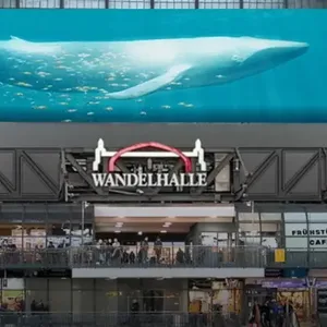 Die riesige Leinwand am Hamburger Hauptbahnhof zeigt einen großen Wal.