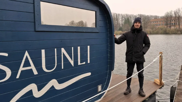 Im Mai 2025 eröffnete Linus Kipp seine „Saunli“ in der Eutiner Stadtbucht direkt am Großen Eutiner See.