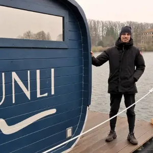 Im Mai 2025 eröffnete Linus Kipp seine „Saunli“ in der Eutiner Stadtbucht direkt am Großen Eutiner See.
